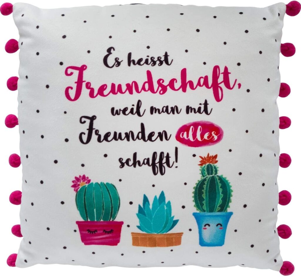 Kleines, plüschiges Zier-Kissen mit trendigem Kakteen-Motiv und Spruch „Es heißt Freundschaft, weil man mit Freunden alles schafft“, verziert mit pinken Pompoms an den Seiten
Klein, kompakt und ideal zum Dekorieren und Stylen der Wohnung, mit Loop zum Aufhängen, Maße ca. 25 cm x 25 cm
Das Deko-Kissen ist pflegeleicht und praktisch, da waschbar bei 30 Grad, Material Plüsch (100% Polyester)